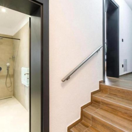 Betty Apartments Borik - Whole Ground Floor ロヴィニ エクステリア 写真