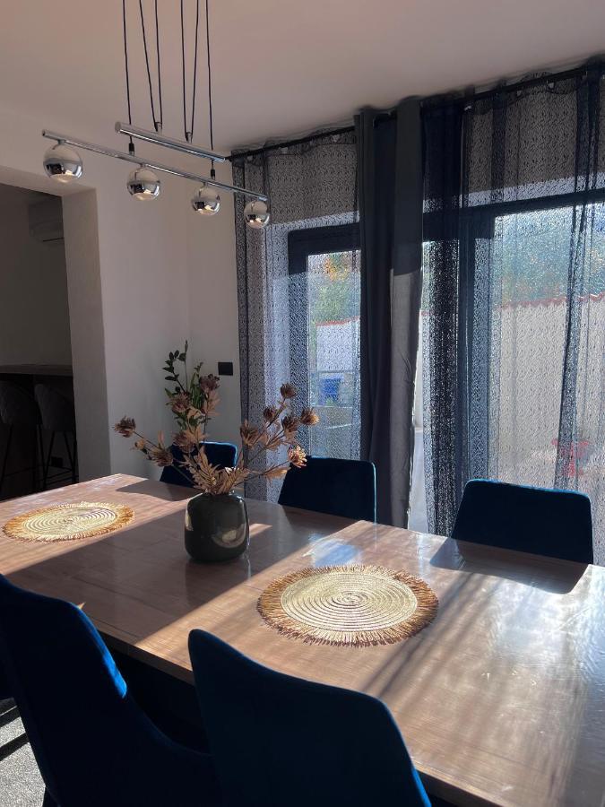Betty Apartments Borik - Whole Ground Floor ロヴィニ エクステリア 写真