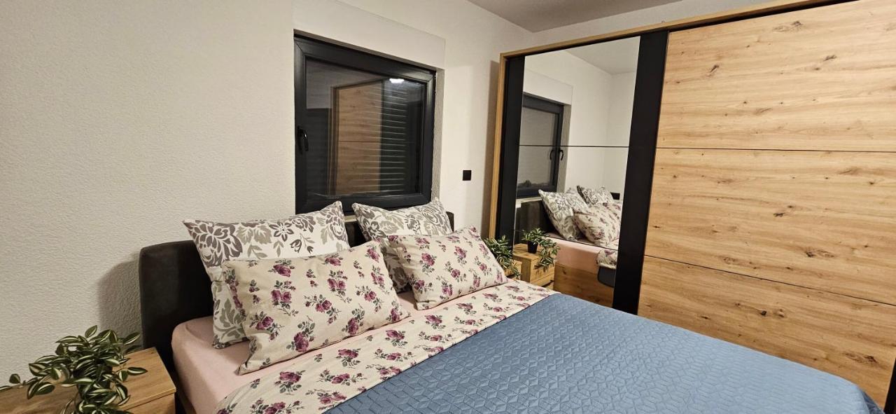 Betty Apartments Borik - Whole Ground Floor ロヴィニ エクステリア 写真