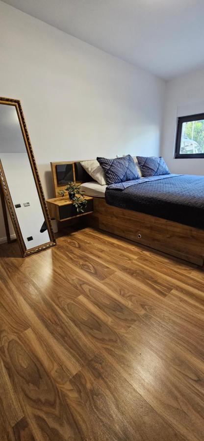 Betty Apartments Borik - Whole Ground Floor ロヴィニ エクステリア 写真