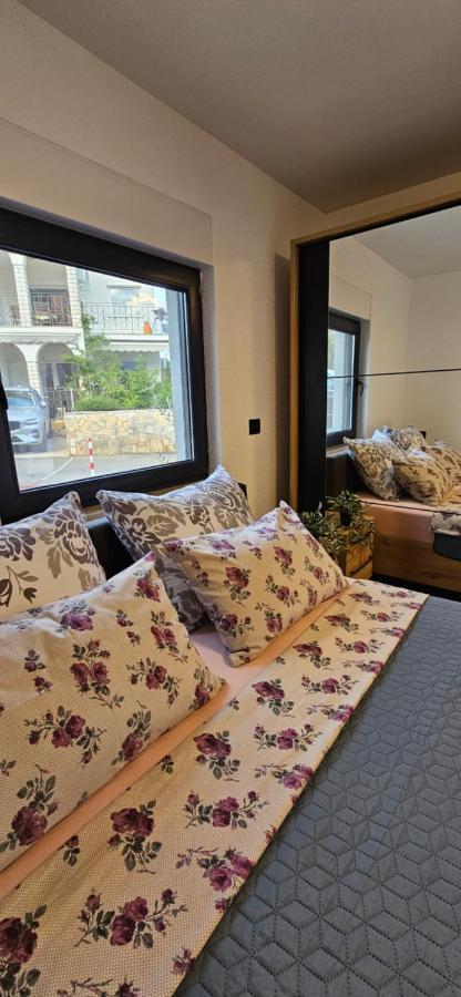Betty Apartments Borik - Whole Ground Floor ロヴィニ エクステリア 写真