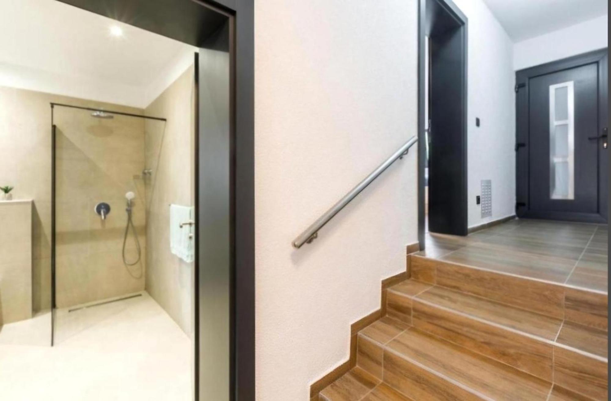 Betty Apartments Borik - Whole Ground Floor ロヴィニ エクステリア 写真
